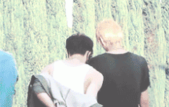 코디한테옷 넘기는레이와 그걸 걸치는희수