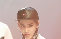 크리스는 뭘먹고 이렇게 잘생긴거야..