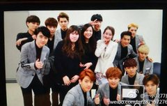 여자스텝분들하고 사진찍은 엑소ㅠㅠ