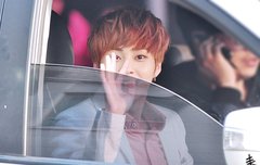 팬들에게 인사하는 우민이 ㅠㅠㅠ