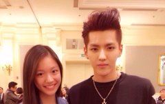 크리스랑 사진찍은 이 여자분 누구예요???