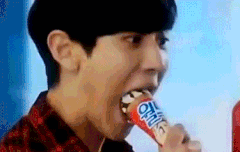 월드콘 먹는 애깅