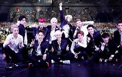 엑소 일본팬들하고 사진찍음 ㅠㅠ