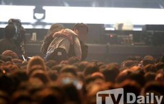 스탠딩석에있던 팬 실신...