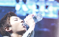 물 마시는것도 멋있당