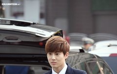 준면아 너 허리 왜이리 가늘어..