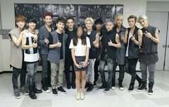 엑소 팬들하고 사진찍어줬어..ㅠㅠ