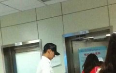 떠났으면 잘 살던지..