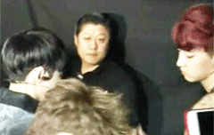 무대오르기전 멤버들 격려하는 찬열