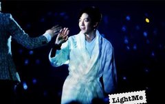 콘섵에서 샤워가운입은 변백...