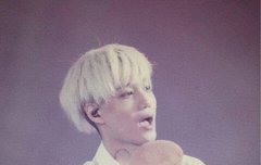 무대위에서 닭다리뜯는 종인잌ㅋㅋㅋ