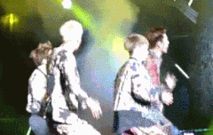 타오무대에서 춤추다가 벌레....