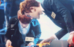 장난감 낚시에 집중하는 찬열이