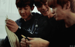 장난치는 찬열이