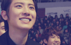 깜짝 놀라 귀엽게 인사하는 찬열이