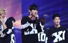 가르키는 찬열이