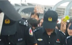 칭따오 공항에서 팬 휴대폰 주워준 타오