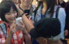 타어는 공항에서 사탕을 뿌렸죠...