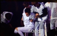 타오 팬들 걱정할까봐 손뒤로 숨기고 ..