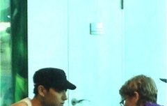 타오 머리에 손을 얹고 기도해 주시는 할머니