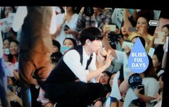 팬들한테 손흔들어주는 여리..ㅠ