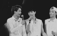 씽이가 종인이 실수 재현하는거 움짤 ㅋㅋ