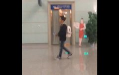 씽이기다리며 뒤로걷는 민석횽아..