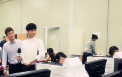 화이트 셔츠가 잘 어울리는 남자 ㅠㅠ