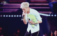 외계인 인형은 꼭 끌어안고...