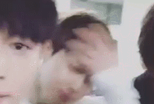 머리를 쓸어넘기는데 섹시@.@