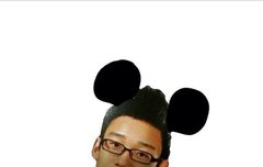 컴백의상은 검은셔츠에 검은바지 