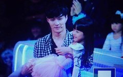 여자 아이를 살포시 안은 씽이~~~*^^*