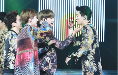 동생한테 우쭈쭈 당하는 찬열잉ㅋㅋㅋ