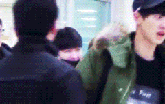 씽이 공항에서 웃는거 움짤 ㅋㅋ