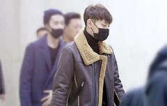 센케같이 입고 미니마우스 백을 든...