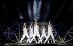 어두워진 밤하늘을 떠나지 않는 별처럼