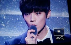 우리 루한이 손이 왜이래????