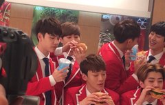 준면이 다들보구가ㅋㅋ너무귀여워...