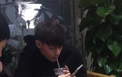 주카페에서 표범과 나란히 앉은타오