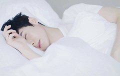 아침에 일어났는데 옆에 얘가 누워있다면??