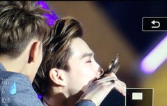 트로피에 뽀뽀하는 준면이