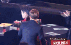 상받으러가는 친구 안아주는 준면이~~~