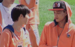 이거 멱살 왜잡는거야?