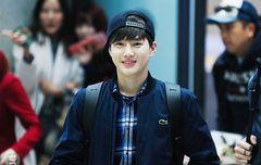 준면이 차 타자마자 창문에 기대서