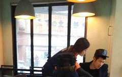 타오 이제 목발 없이 걷는데~