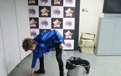 쓰레기 줍는 찬열이