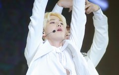 단추 하나 안잠그고 공연함ㅋㅋㅋㅋㅋㅋ