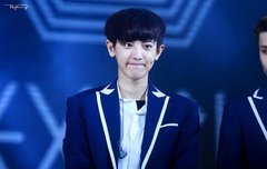 왼쪽 볼에 들어가는 보조개가