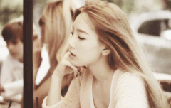 바람에 머리휘날리는 탱