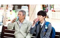 할아부지랑 앉아서 콜라마시는 민성이